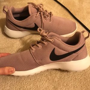 NIKE ROSHE PINK